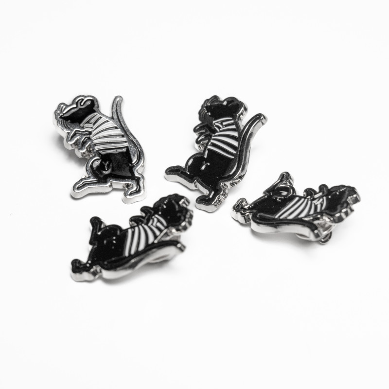 Štiri emajlirane črno-bele priponke z motivom Friderika, grajske podgane na bele ozadju.