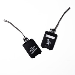 Dva črna obeska za prtljago v obliki potovalnega kovčka z motivom podgane Friderika