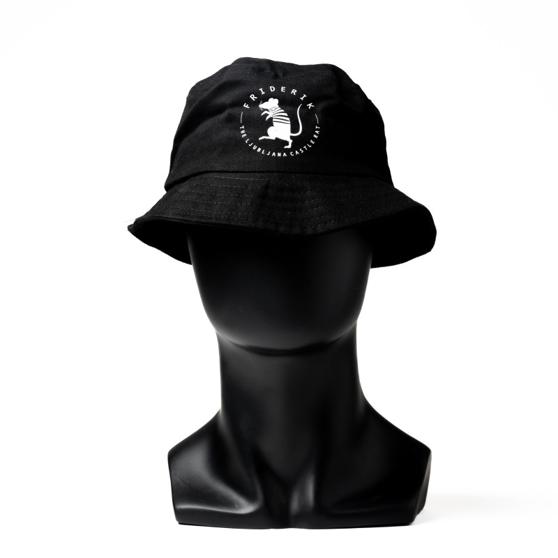 Črn poletni klobuk s potiskom podgane Friderika na črni doprsni lutki.