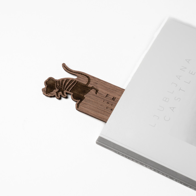 Lesena knjižna kazalka označuje stran v zaprti knjigi.