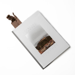 Lesena knjižna kazalka označuje stran v zaprti knjigi.