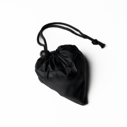 Zložena črna nakupovalna vrečka