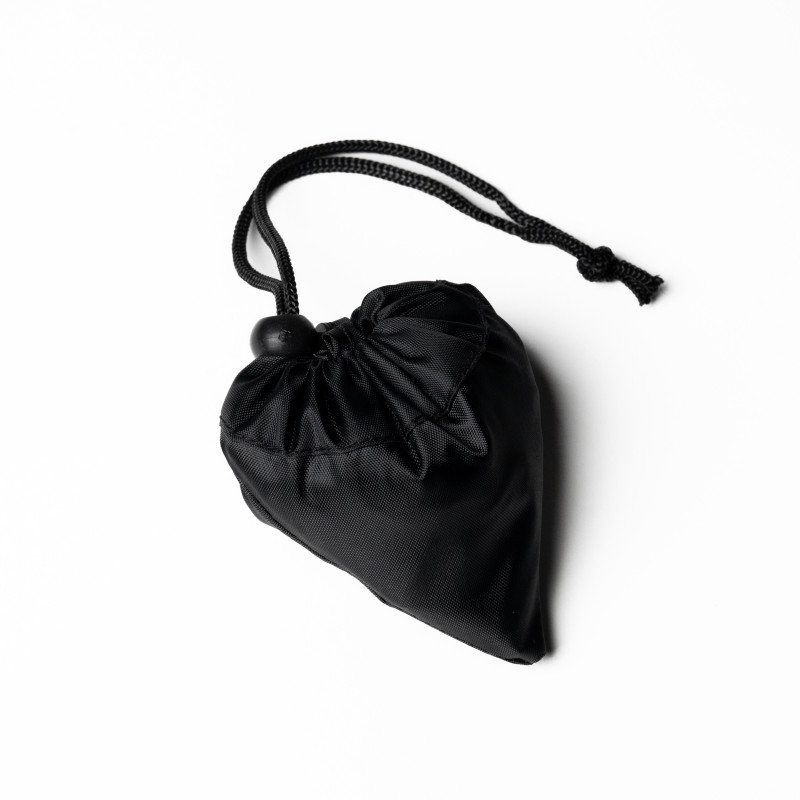 Zložena črna nakupovalna vrečka