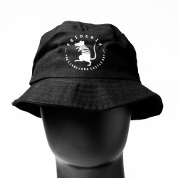 Črn poletni klobuk s potiskom podgane Friderika na črni doprsni lutki.