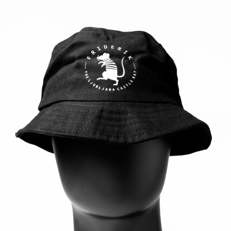 Črn poletni klobuk s potiskom podgane Friderika na črni doprsni lutki.