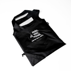 Razgrnjena črna nakupovalna vrečka z belim napisom v slovenščini.