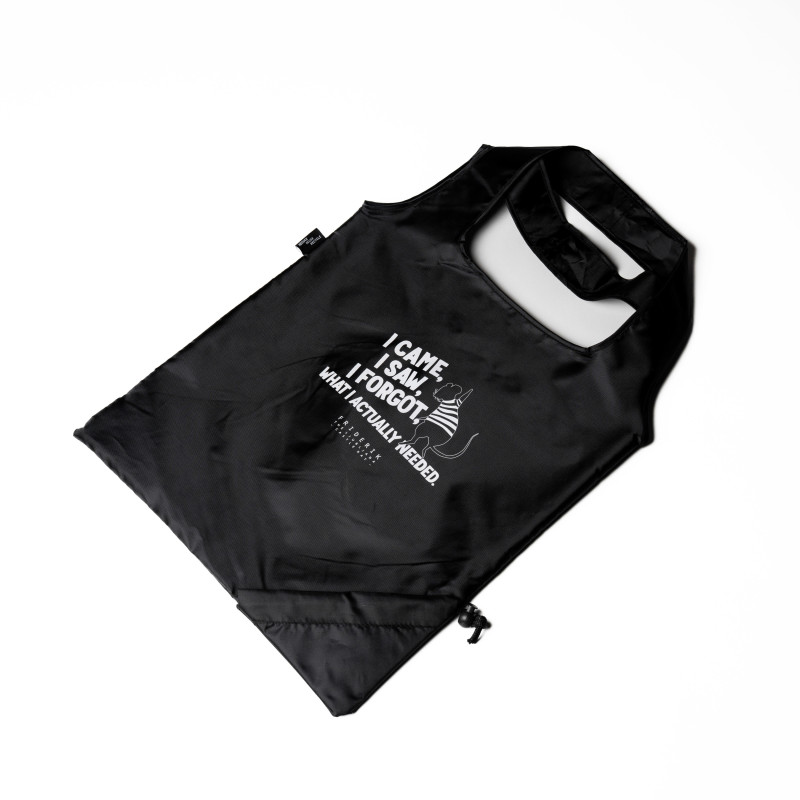 Razgrnjena črna nakupovalna vrečka z belim napisom v angleščini.