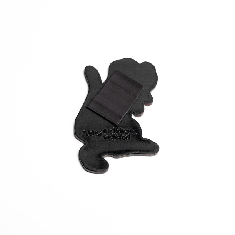 Zadnja stran magneta s silhueto Friderika, grajske podgane. Črn magnet na beli podlagi.