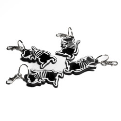 Štirje črno-beli obeski s silhueto Friderika, grajske podgane na belem ozadju v postavitvi kroga.